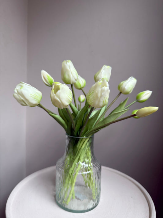 Witte tulpen inclusief vaasje Ruby Geluk in bloei