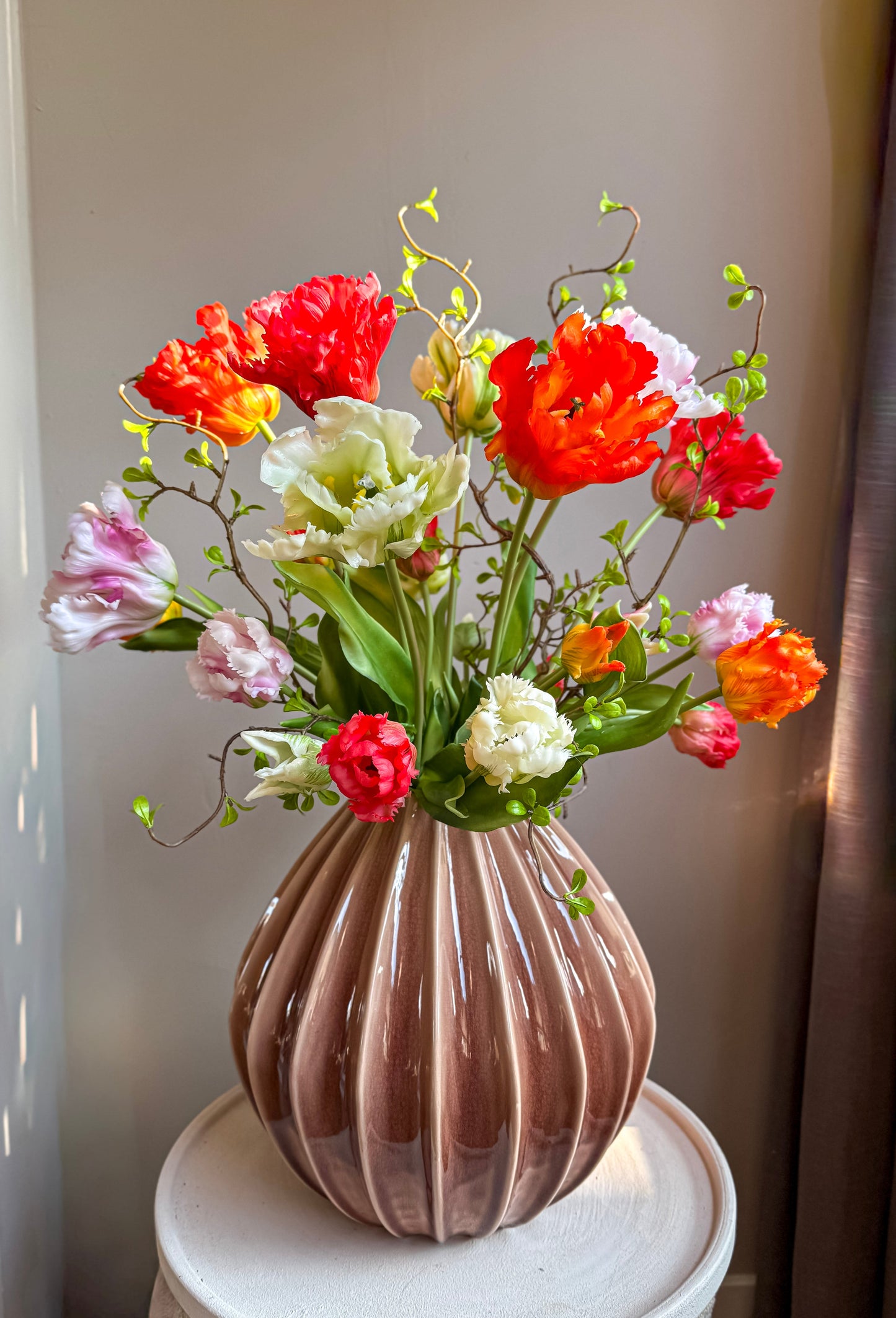 Broste Copenhagen Wide Fawn – Oudroze vaas (30×30 cm) Geluk in bloei