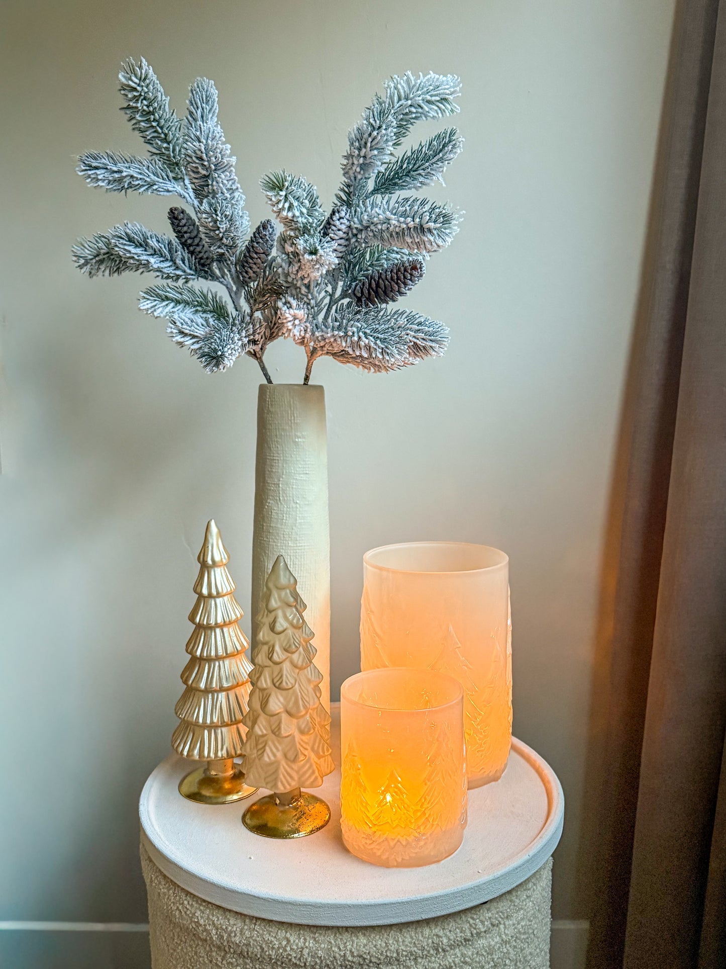 Dennentak met dennenappel en sneeuwlook