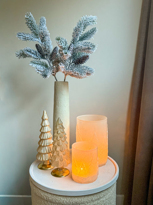 Dennentak met dennenappel en sneeuwlook